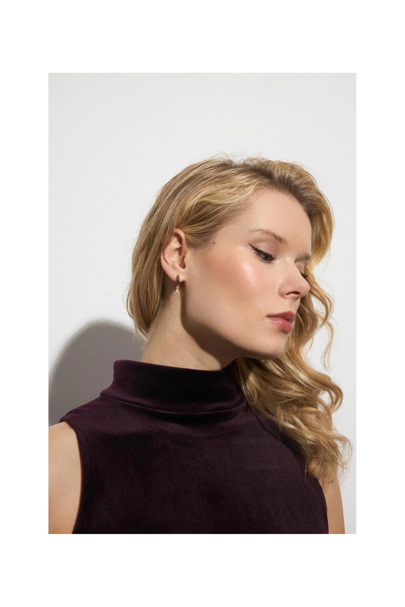 VELVET SLEEVELESS TOP