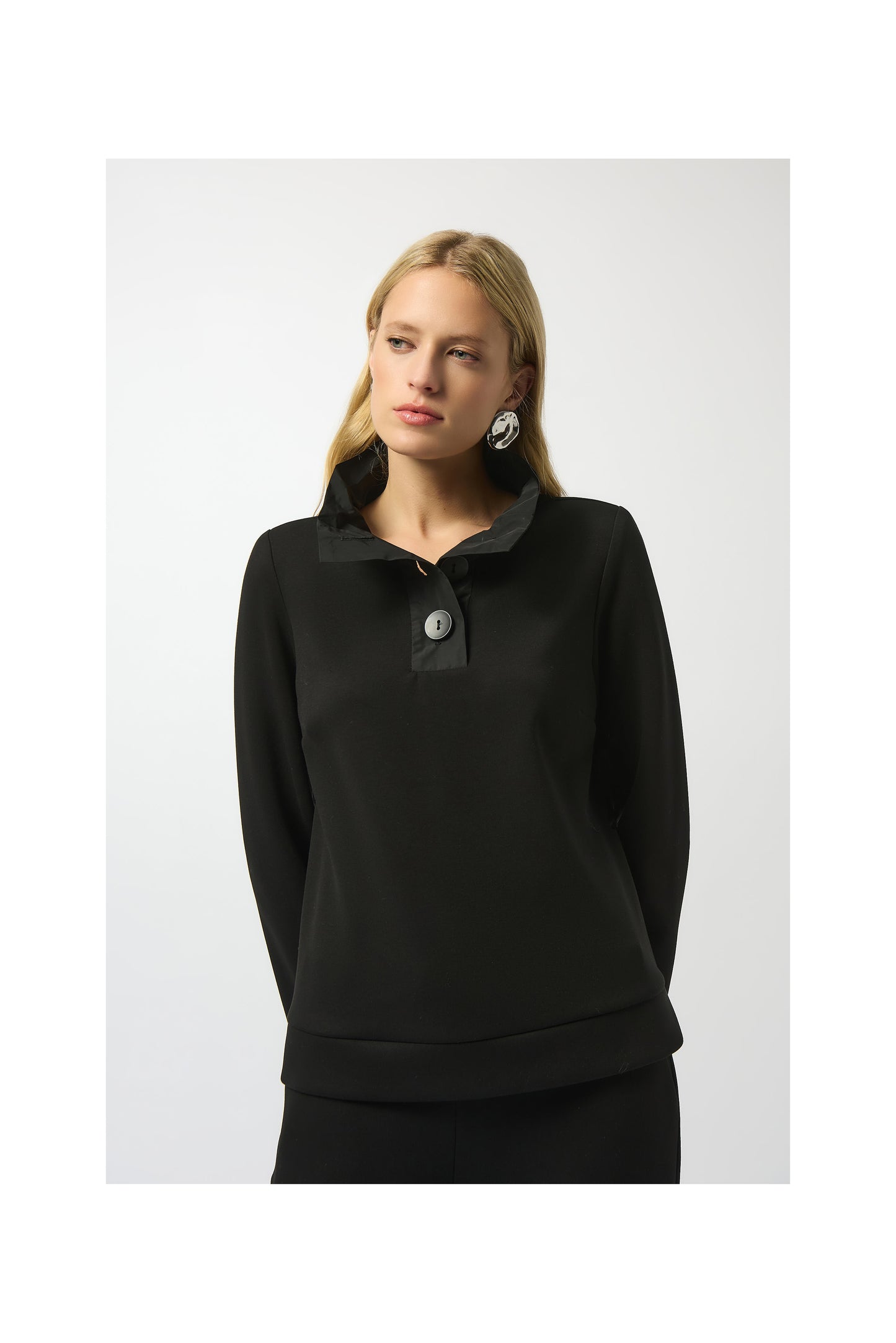 CONTRAST TRIM NECK 3 BUTTON TOP