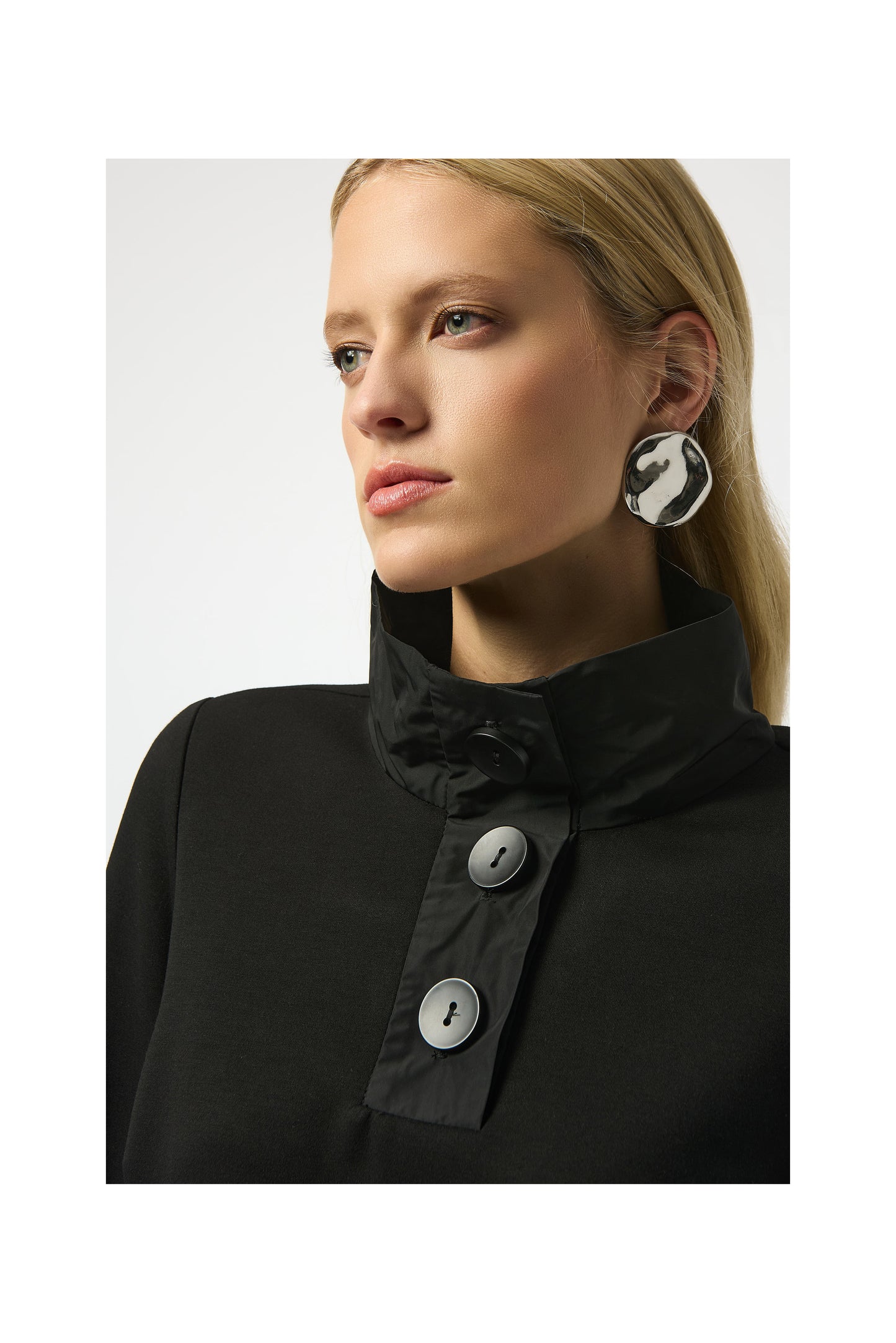 CONTRAST TRIM NECK 3 BUTTON TOP