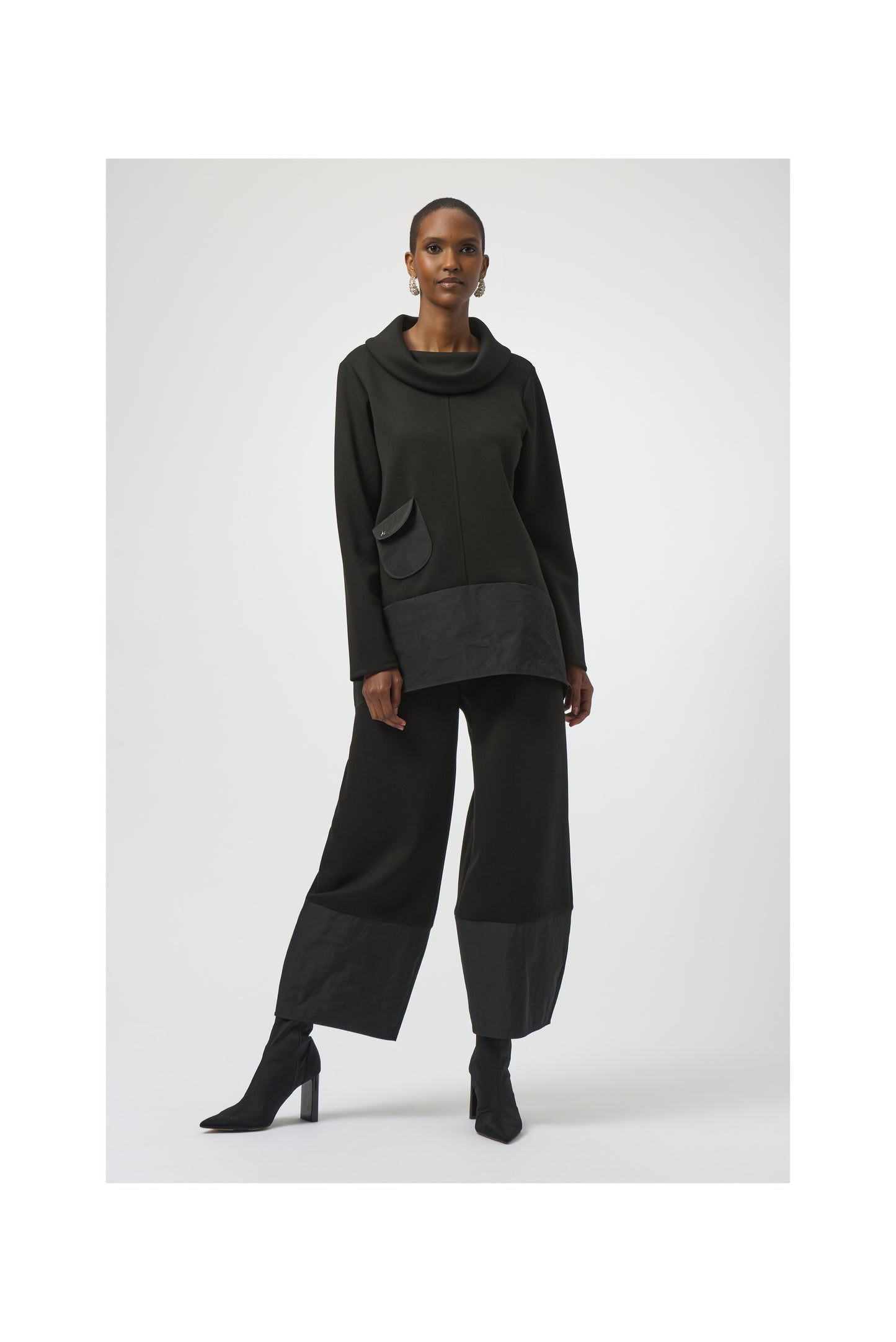 CONTRAST TRIM MOCKNECK TOP