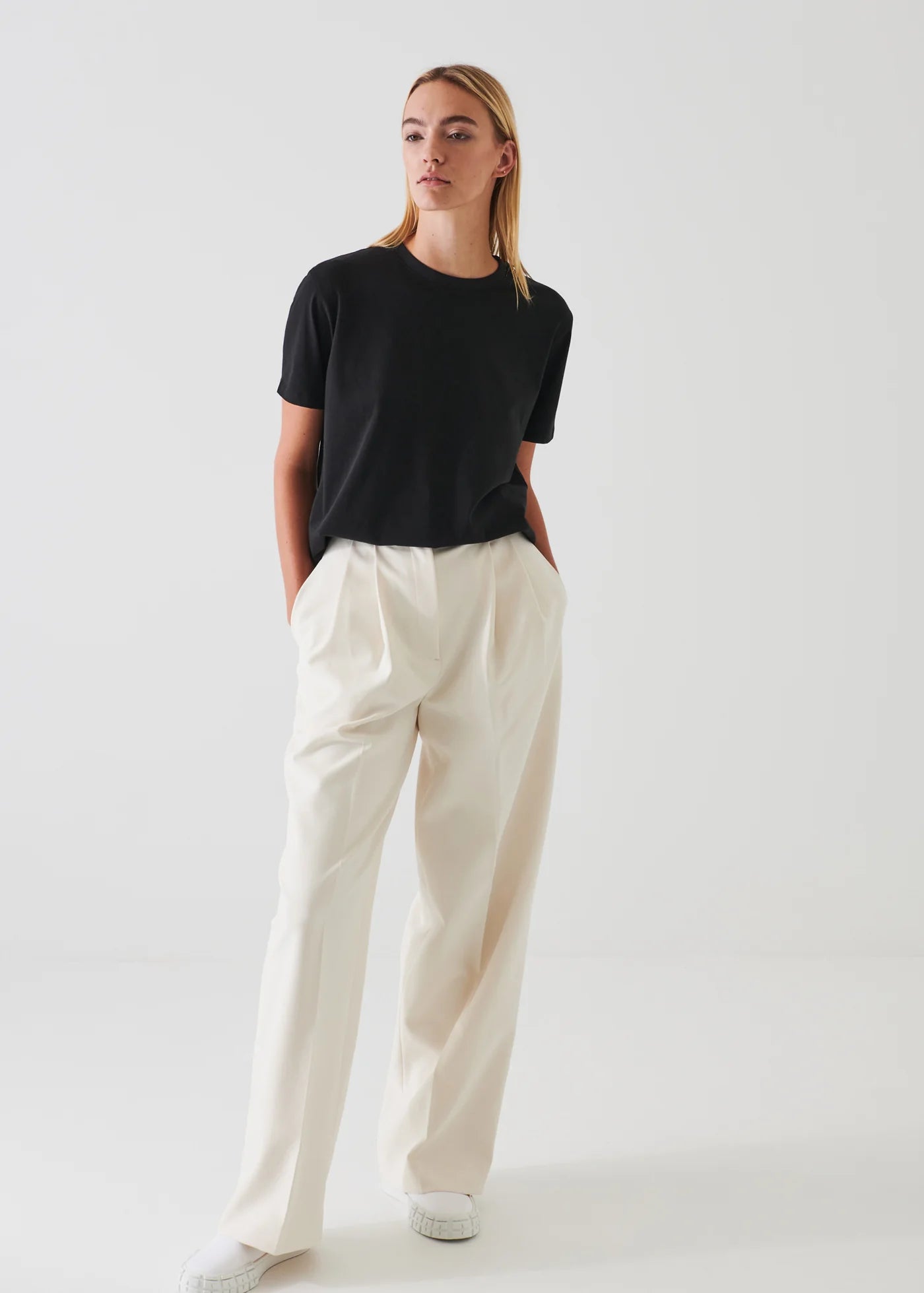 SHORT SLEEVE BOYFRIEND CREW NECK T-SHIRT