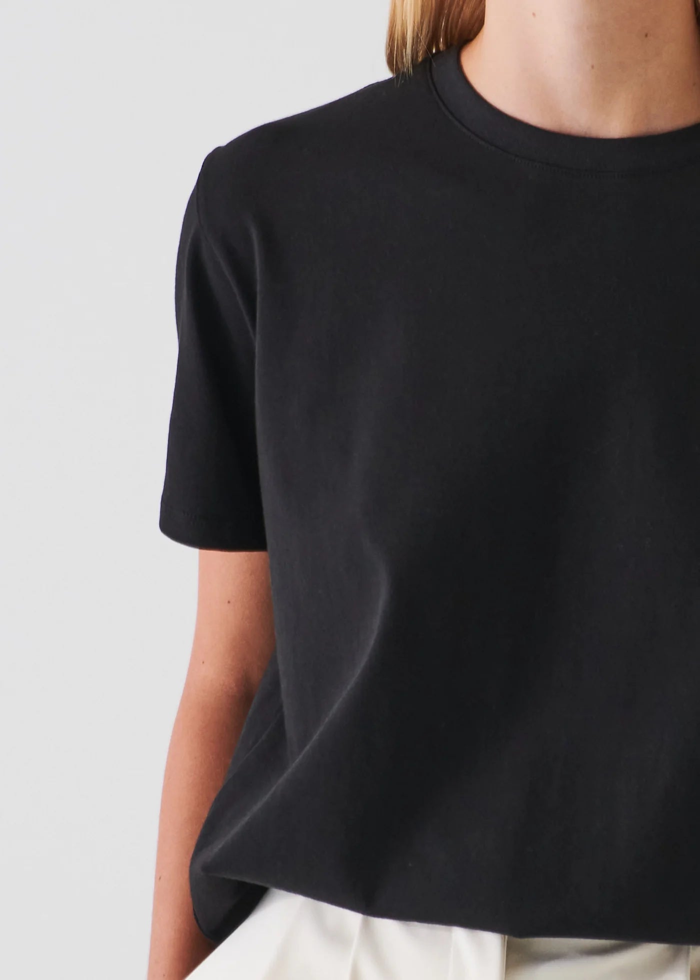 SHORT SLEEVE BOYFRIEND CREW NECK T-SHIRT