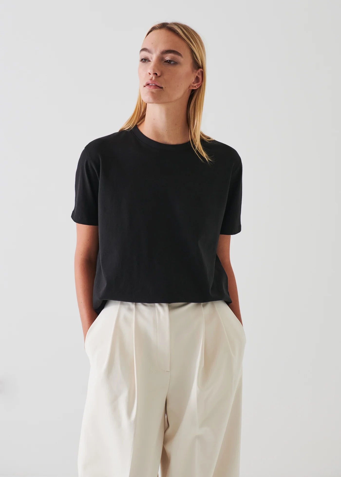 SHORT SLEEVE BOYFRIEND CREW NECK T-SHIRT