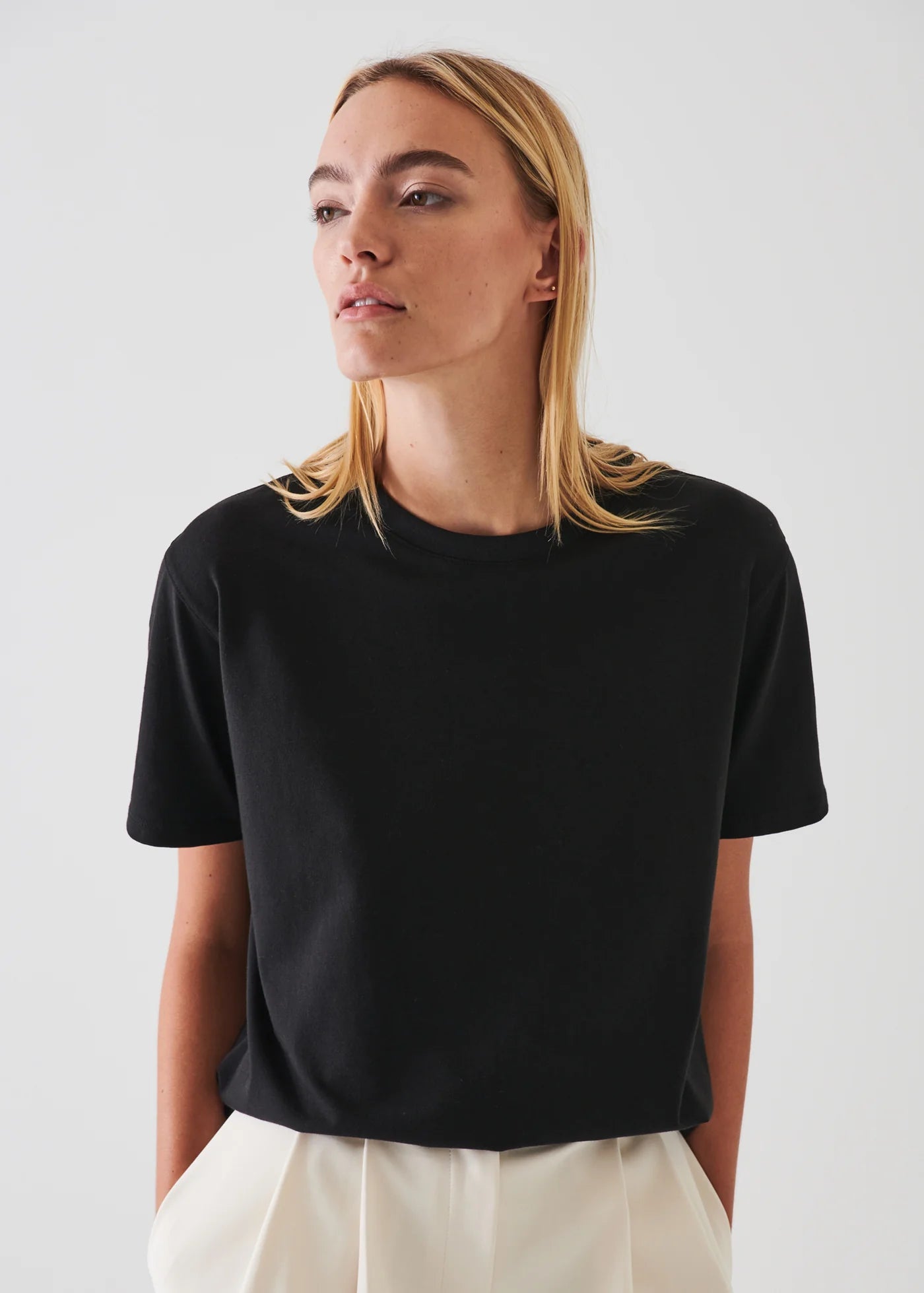 SHORT SLEEVE BOYFRIEND CREW NECK T-SHIRT
