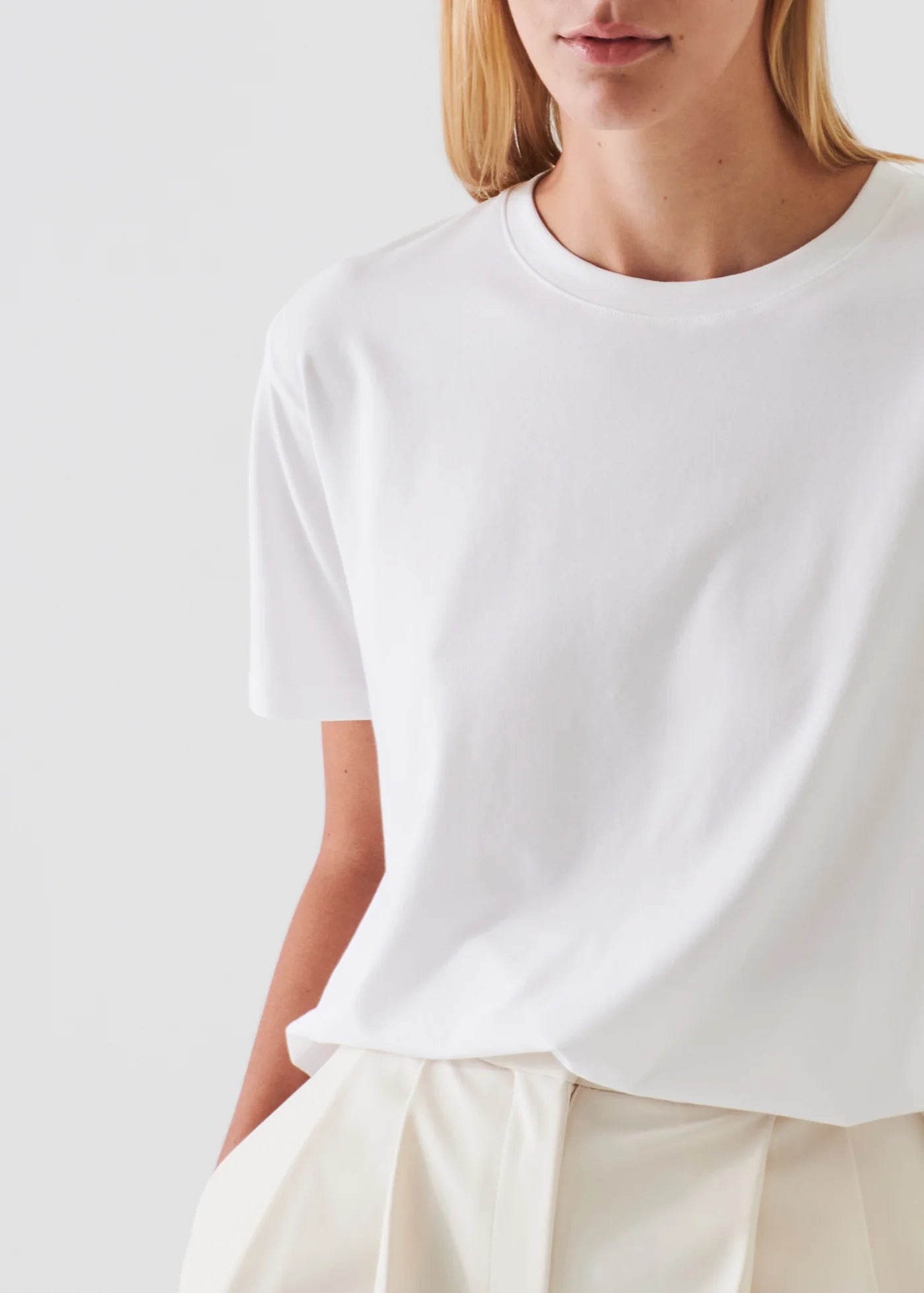SHORT SLEEVE BOYFRIEND CREW NECK T-SHIRT