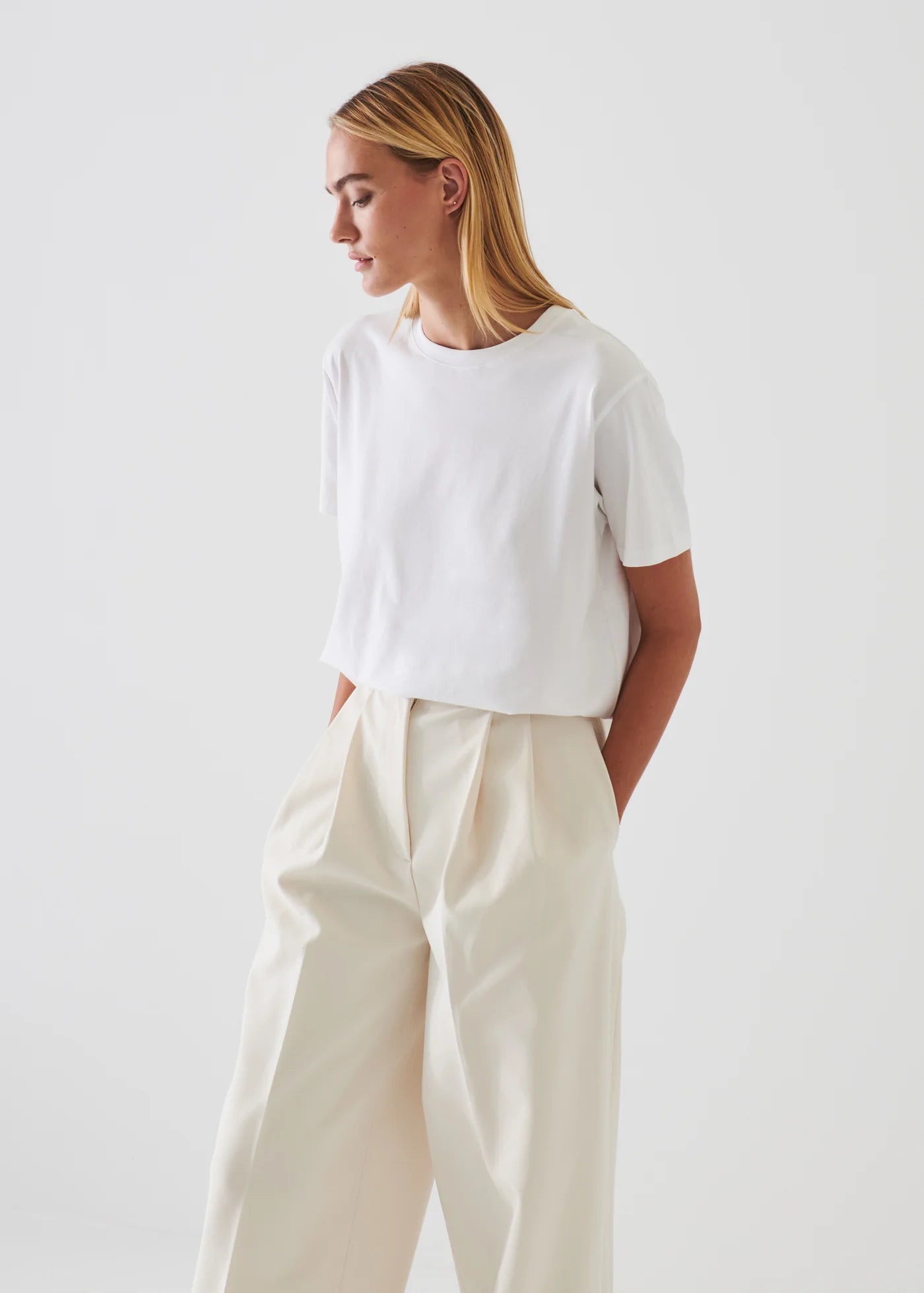 SHORT SLEEVE BOYFRIEND CREW NECK T-SHIRT