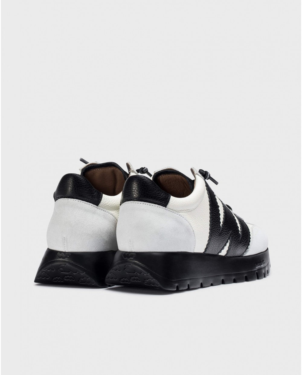 LACE-UP SNEAKER