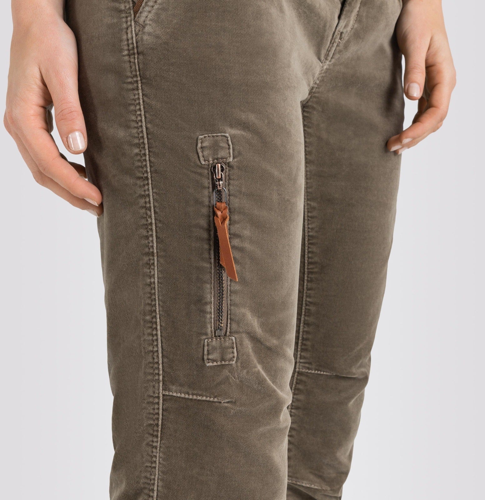 CARGO VELVET TAPERED PANT MAC