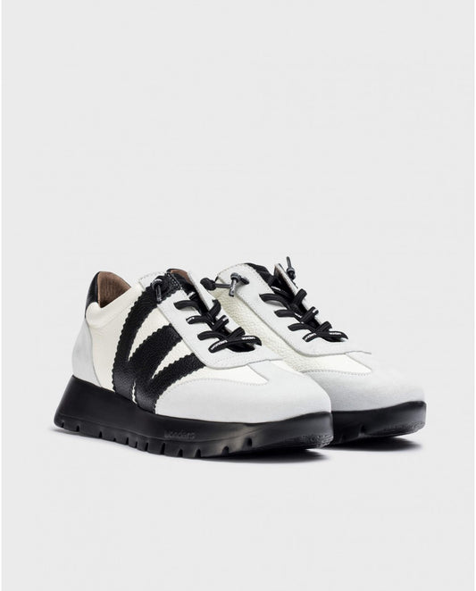 LACE-UP SNEAKER