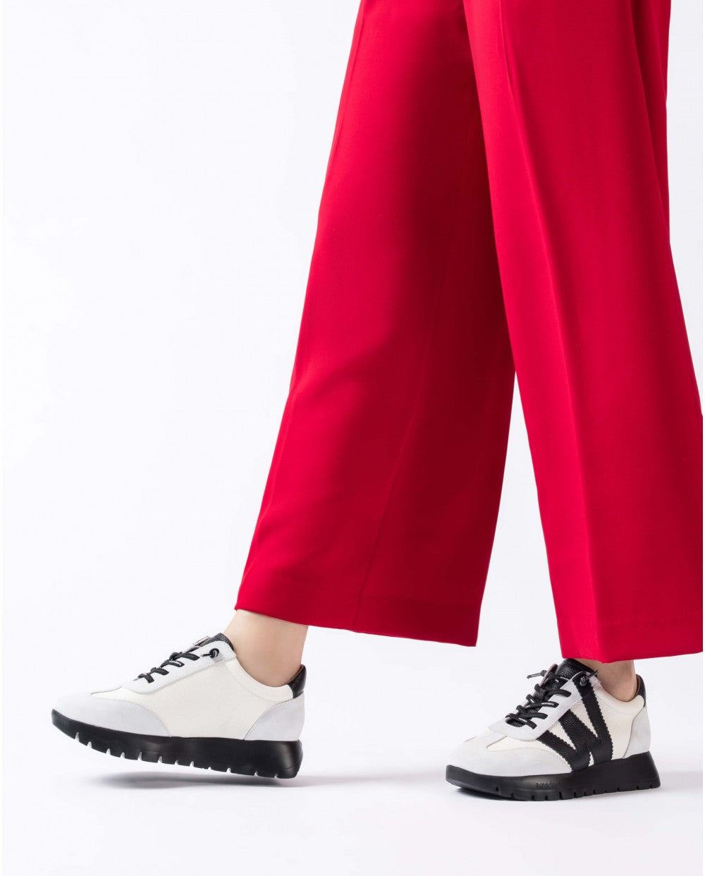 LACE-UP SNEAKER
