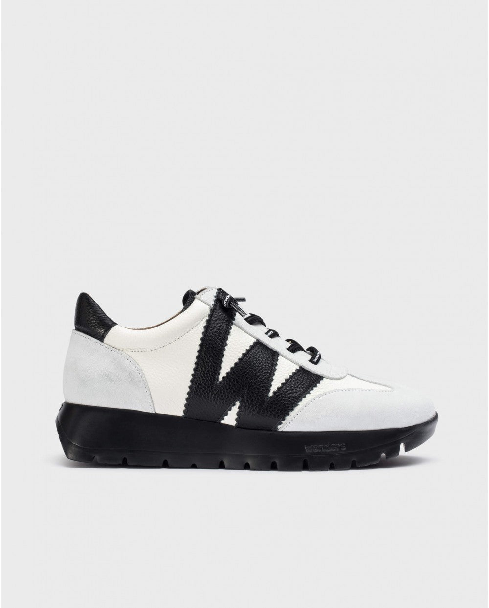 LACE-UP SNEAKER